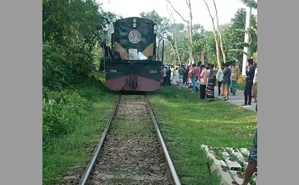 গাজীপুরের শ্রীপুরের বালিয়াপাড়া গ্রামে রেললাইনে ফাটল দেখে সংকেত দিয়ে ট্রেন থামিয়েছেন স্থানীয় লোকজন। আজ বৃহস্পতিবার সকালে বালিয়াপাড়া এলাকায়