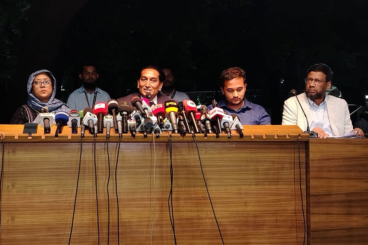 প্রধান উপদেষ্টার বাসভবন যমুনায় জুলাই স্মৃতি ফাউন্ডেশনের চতুর্থ বোর্ড সভা শেষে আজ বৃহস্পতিবার সন্ধ্যায় সংবাদ সম্মেলনে মীর মাহবুবুর রহমান স্নিগ্ধ