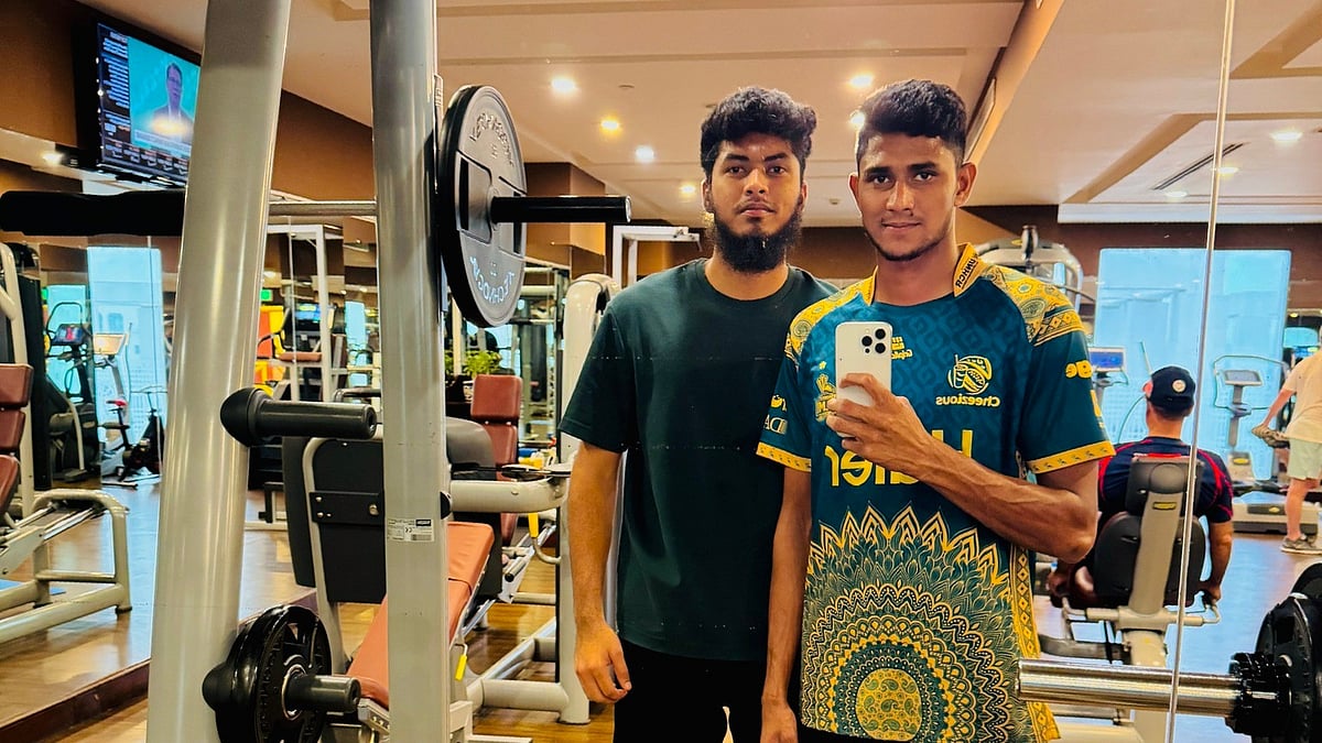 একসঙ্গে রিশাদ হোসেন (বাঁয়ে) ও নাহিদ রানা। আজ রাওয়ালপিন্ডির জিমনেশিয়ামে