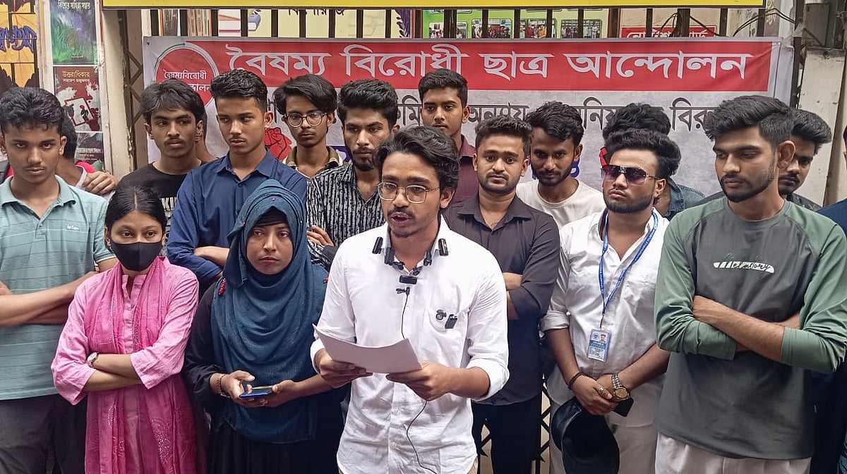 আহ্বায়ক ও সদস্যসচিবের বিরুদ্ধে স্বেচ্ছাচারিতার অভিযোগ তুলে সংবাদ সম্মেলন করে পদত্যাগের ঘোষণা দেন নেতারা। বৃহস্পতিবার বিকেলে জেলা পাবলিক লাইব্রেরির সামনে