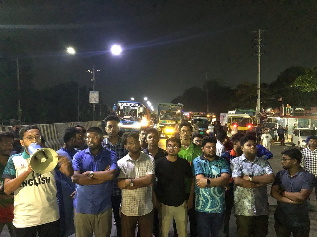 আওয়ামী লীগ নিষিদ্ধের দাবিতে বৃহস্পতিবার মধ্যরাতে ঢাকা–আরিচা মহাসড়ক অবরোধ করে সমাবেশ করেন জাহাঙ্গীরনগর বিশ্ববিদ্যালয়ের একদল শিক্ষার্থী। সমাবেশে কথা বলছেন একজন