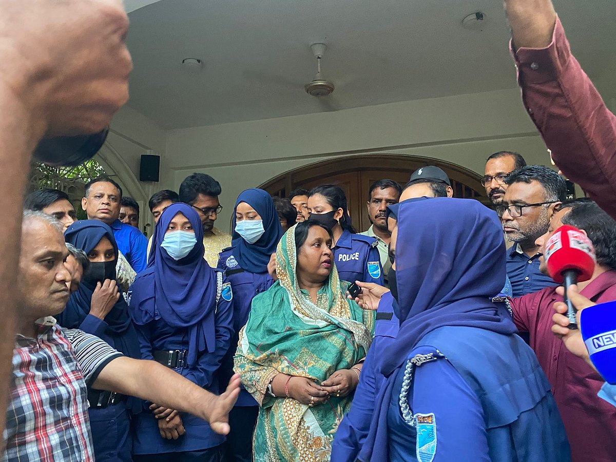 নারায়ণগঞ্জ সিটি করপোরেশনের সাবেক মেয়র সেলিনা হায়াৎ আইভীকে শুক্রবার সকাল পৌনে ছয়টার দিকে নিজ বাড়ি থেকে গ্রেপ্তার করে পুলিশ