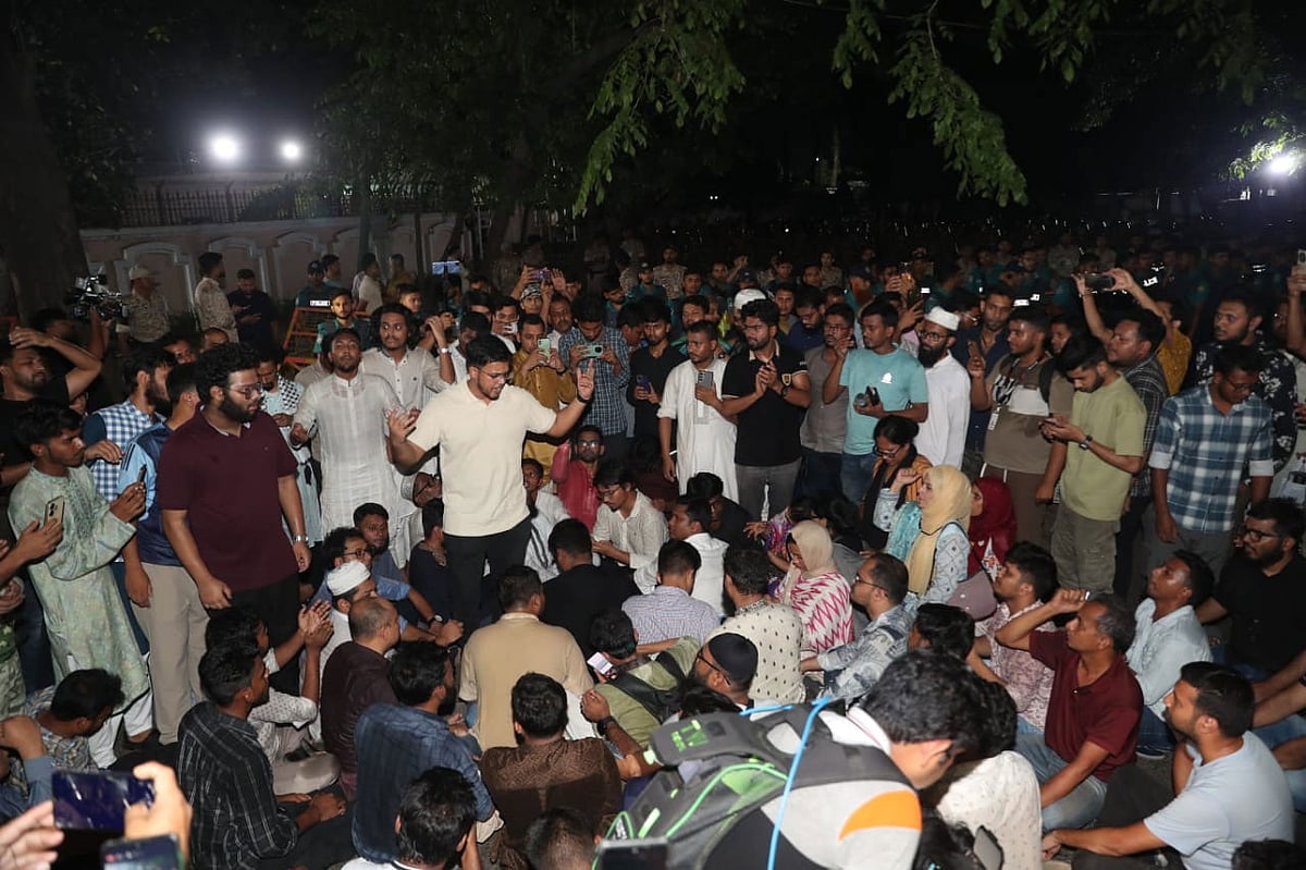 আওয়ামী লীগের রাজনৈতিক কার্যক্রম নিষিদ্ধের বিষয়ে সুস্পষ্ট রোডম্যাপ ঘোষণার দাবিতে প্রধান উপদেষ্টার বাসভবন যমুনার সামনে অবস্থান নিয়েছেন জাতীয় নাগরিক পার্টি ও বৈষম্যবিরোধী ছাত্র আন্দোলনের নেতারা। আজ বৃহস্পতিবার রাতে