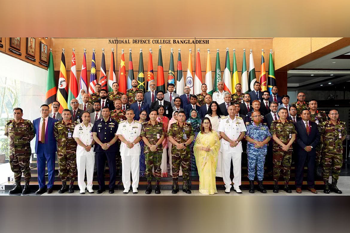 ক্যাপস্টোন কোর্সের ফেলোদের মাঝে সনদ বিতরণ শেষে দলগত ফটো পর্বে অংশ নেন সেনাবাহিনীর প্রধান জেনারেল ওয়াকার-উজ-জামান। বৃহস্পতিবার রাজধানীর মিরপুর সেনানিবাসে