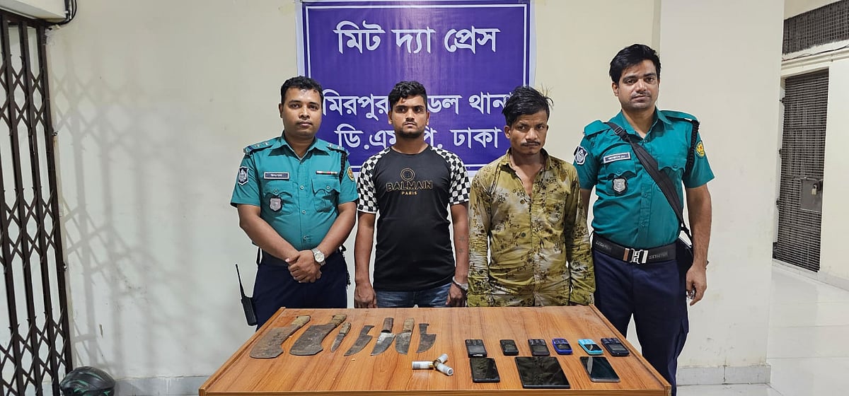 রাজধানীর কল্যাণপুর এলাকায় ডাকাতির প্রস্তুতিকালে গ্রেপ্তার দুই ব্যক্তি। বুধবার মিরপুর মডেল থানায়