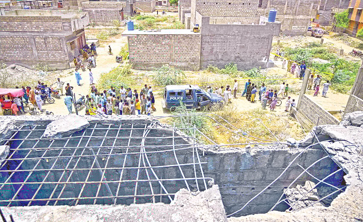 ভারতের ২৫টি ড্রোন ধ্বংসের দাবি করেছে পাকিস্তান। এমনই একটি ড্রোনের ধ্বংসাবশেষ পরীক্ষা করে দেখছেন পুলিশ সদস্যরা। এ সময় সেখানে ভিড় করেন স্থানীয় লোকজন। গতকাল করাচিতে