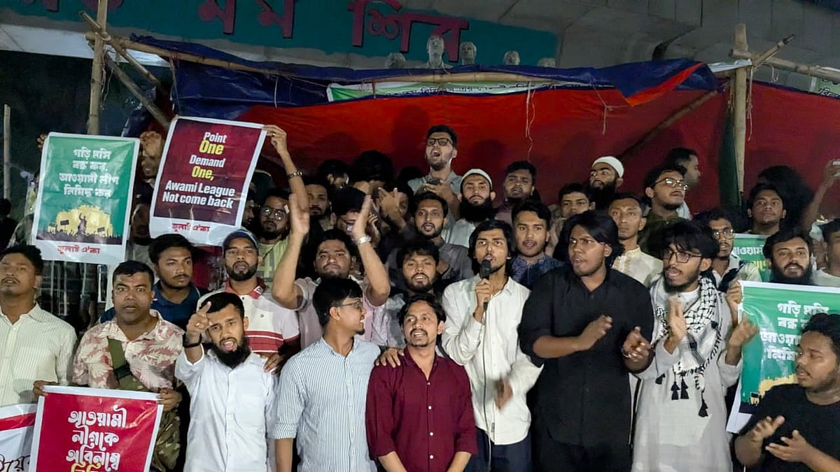 ‘জুলাই ঐক্য’ নামের একটি প্ল্যাটফর্মের বিক্ষোভ সমাবেশ