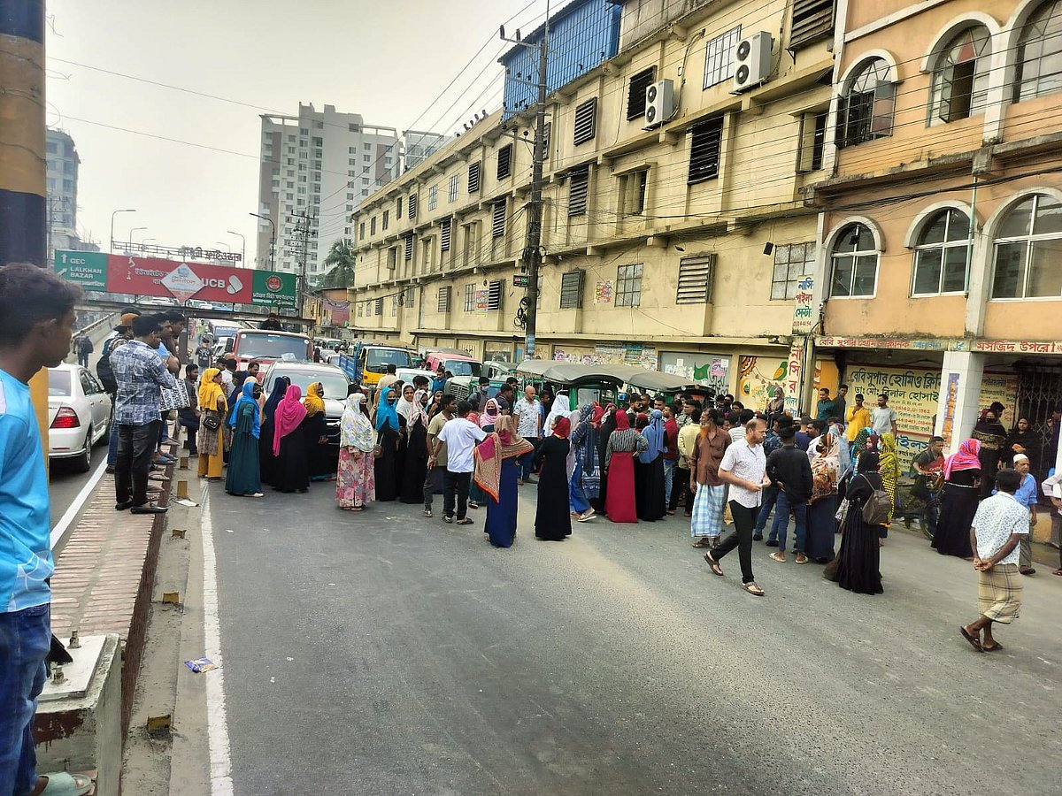 বকেয়া বেতনের দাবিতে চট্টগ্রাম নগরের দুই নম্বর গেট- অক্সিজেন সড়কের উড়াল সড়কের মুখে অবস্থান নেয় শ্রমিকেরা