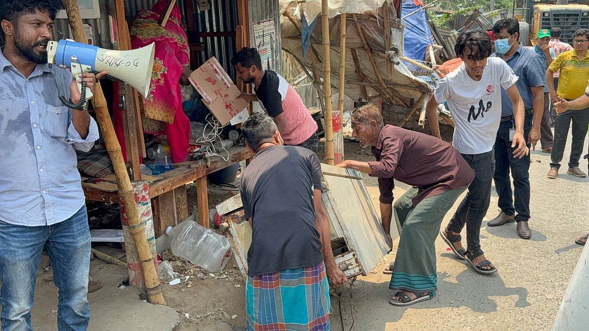 রাজধানীর মিরপুরের কালশী স্টিল ব্রিজ–সংলগ্ন বেড়িবাঁধ এলাকায় অবৈধ দোকান ও স্থাপনা উচ্ছেদে অভিযান চালানো হয়