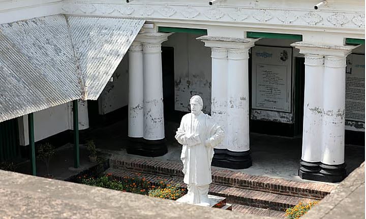 পতিসের রবীন্দ্রনাথের কাছারিবাড়িতে রয়েছে আবক্ষ ভাস্কর্য