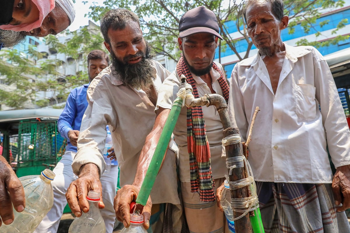 তাপমাত্রা বেড়ে যাওয়ায় হাঁসফাঁস অবস্থা শ্রমজীবী মানুষের। সড়কের পাশে কলের ঠান্ডা পানি নিতে জড়ো হয়েছেন তাঁরা। আজ দুপুরে মতিঝিল এলাকায়