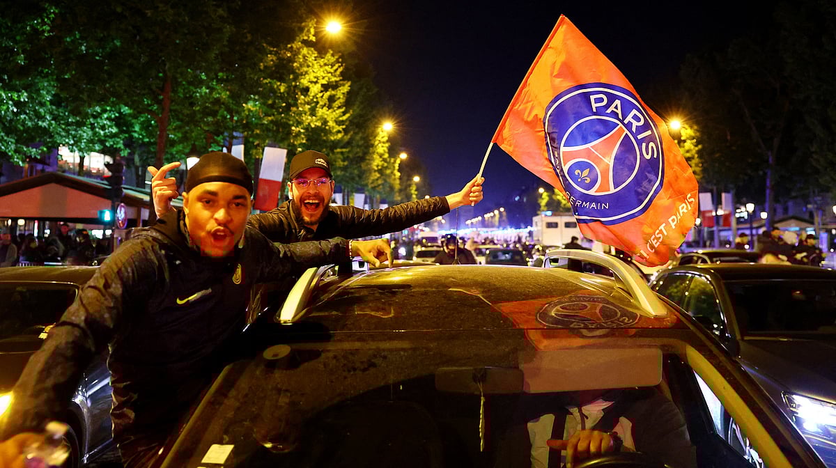 পিএসজি চ্যাম্পিয়নস লিগের ফাইনালে ওঠার পর গাড়ি নিয়ে আনন্দ মিছিল বের করেন সমর্থকেরা