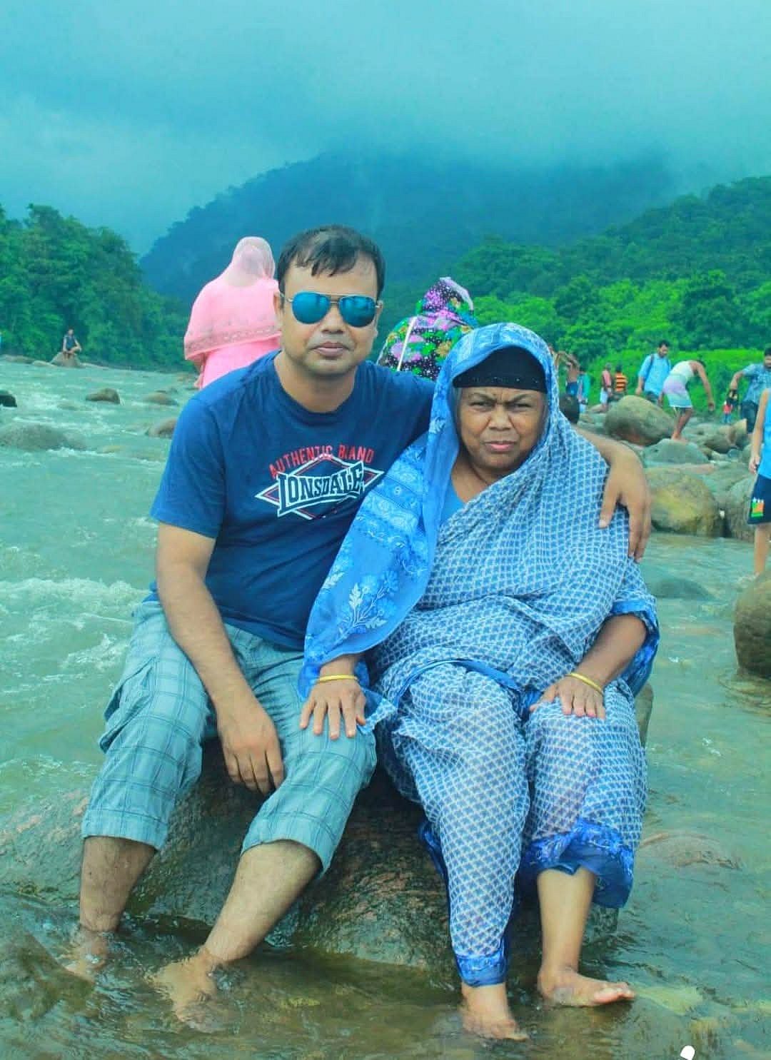 মায়ের সঙ্গে লেখক