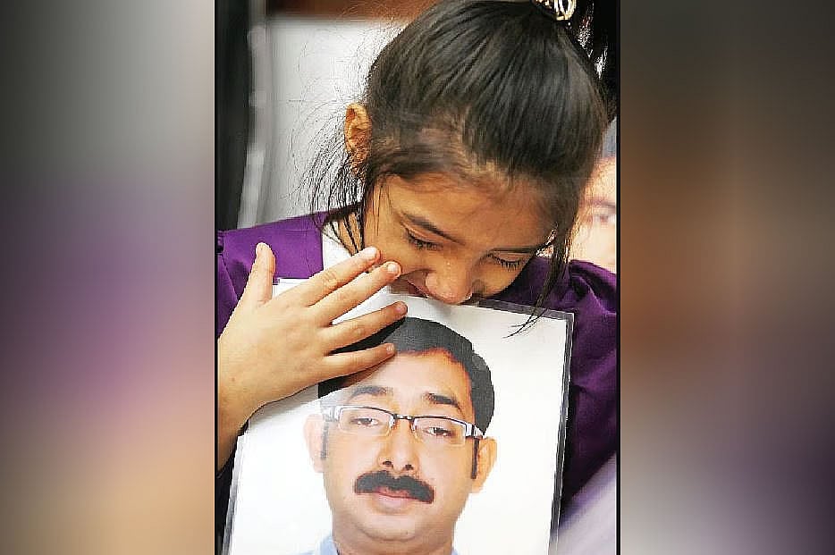 নিখোঁজ বাবা সাজেদুল ইসলামের ছবি হাতে মেয়ে আরওয়া ইসলাম