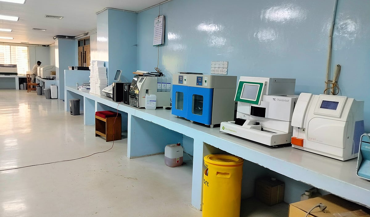 মানিকগঞ্জ মেডিকেল কলেজ হাসপাতালে পড়ে আছে অব্যবহৃত যন্ত্রপাতি। হাসপাতালের প্যাথলজি বিভাগে