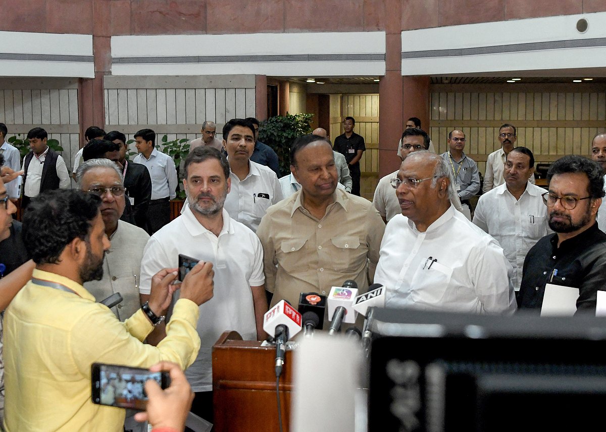 ভারতে সর্বদলীয় বৈঠকের পর কংগ্রেসের সভাপতি মল্লিকার্জুন খাড়গে সাংবাদিকদের সঙ্গে কথা বলেন। ৮ মে, নয়াদিল্লি