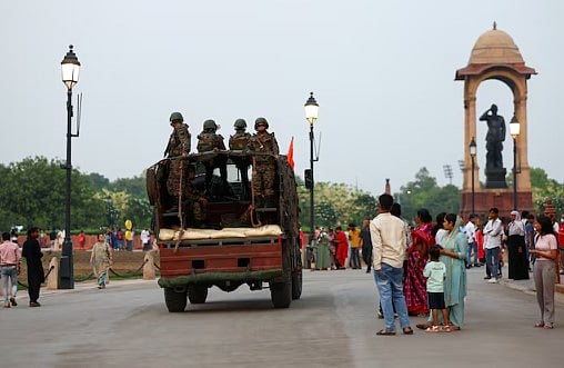দিল্লির ইন্ডিয়া গেটে পাহারায় ভারতীয় সেনাসদস্যরা। ৮ মে ২০২৫