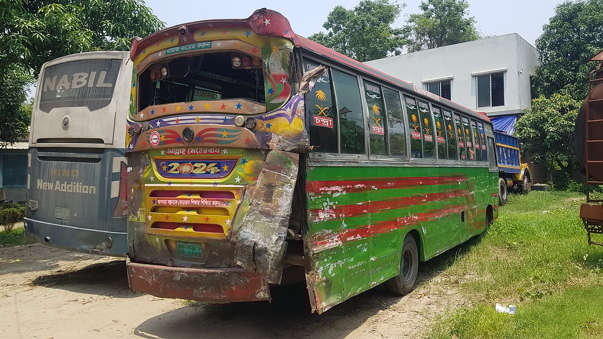 দুর্ঘটনাকবলিত বাসটির সঙ্গে ট্রাকটিও সাভার হাইওয়ে থানায় নেওয়া হয়েছে