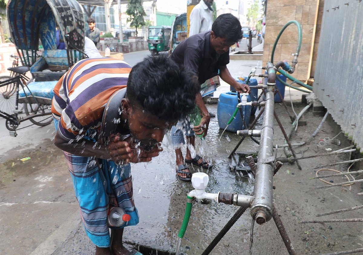 প্রচণ্ড গরমে বেশি কষ্টে পড়েছেন শ্রমজীবী মানুষ ও পথচারীরা।  একটু স্বস্তির আশায় ফুটপাতে বসানো গভীর নলকূপ থেকে কেউ পানি পান করছেন, কেউ মুখ ধুয়ে নিচ্ছেন।  গতকাল বেলা ২টায় চট্টগ্রাম নগরের কাতালগঞ্জ বড় মসজিদের সামনে