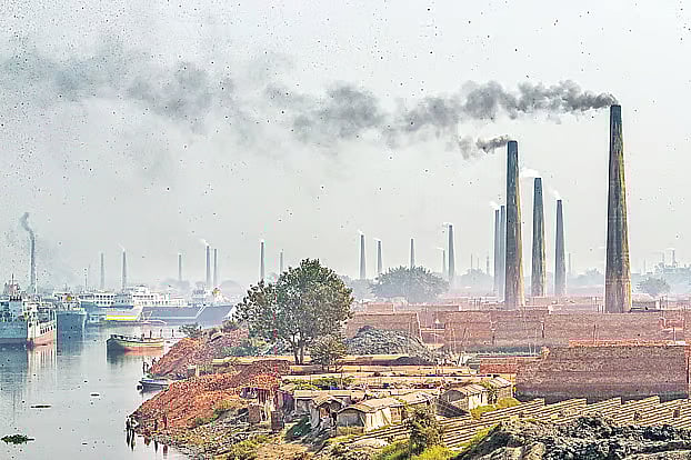 সারি সারি ইটভাটায় চিমনি দিয়ে নির্গত হচ্ছে দূষিত ধোঁয়া। ঢাকার দক্ষিণ কেরানীগঞ্জের মোল্লার হাট এলাকায়