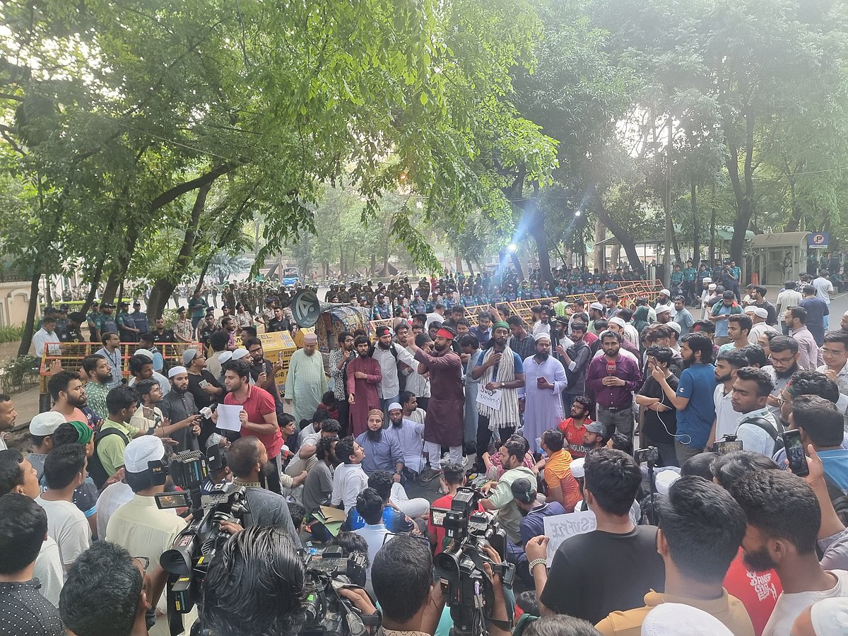 প্রধান উপদেষ্টার বাসভবন যমুনার সামনে এনসিপির নেতা-কর্মীদের বিক্ষোভ। শুক্রবার সকাল ছয়টার চিত্র