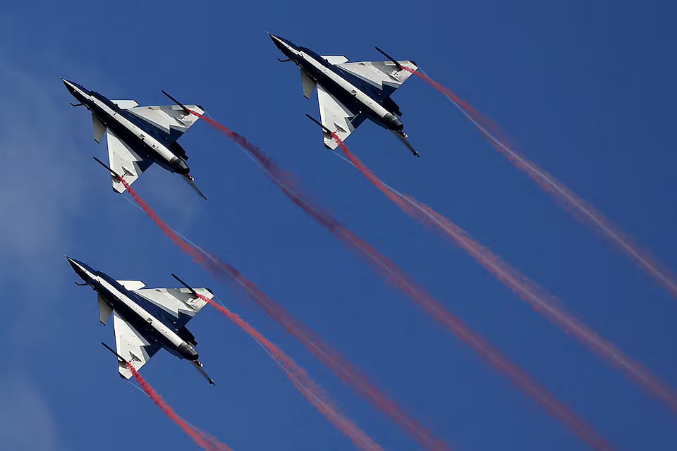 চীনের তৈরি জে-১০ যুদ্ধবিমান