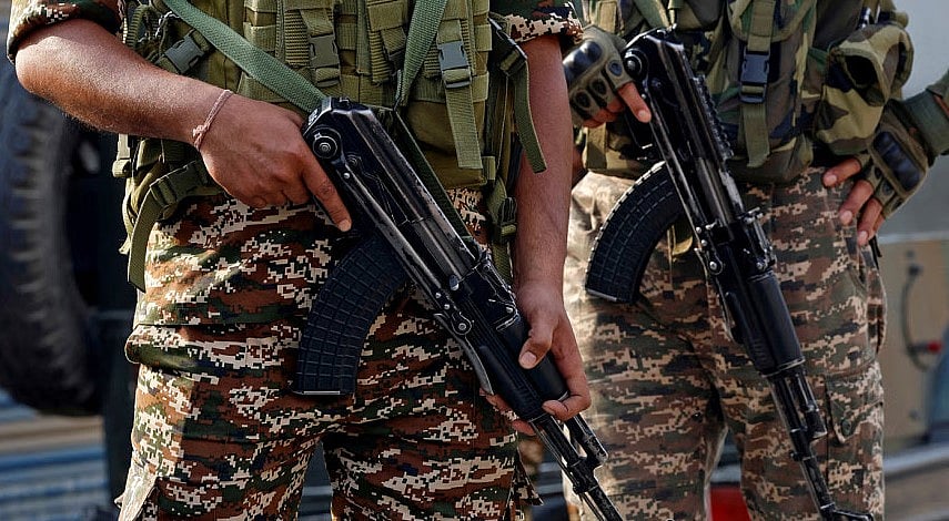 ভারত–নিয়ন্ত্রিত কাশ্মীরে সতর্ক পাহারায় ভারতীয় সেনারা। ৭ মে ২০২৫