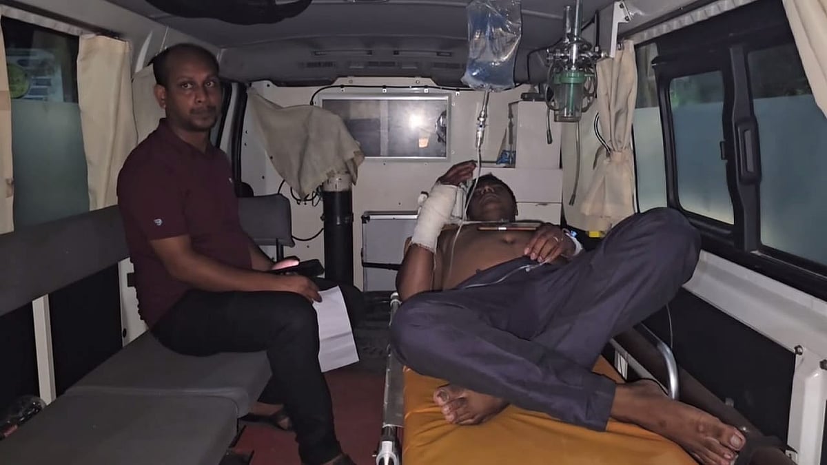 হামলায় পুলিশের এক কনস্টেবল আহত হয়েছেন। গতকাল বৃহস্পতিবার রাতে