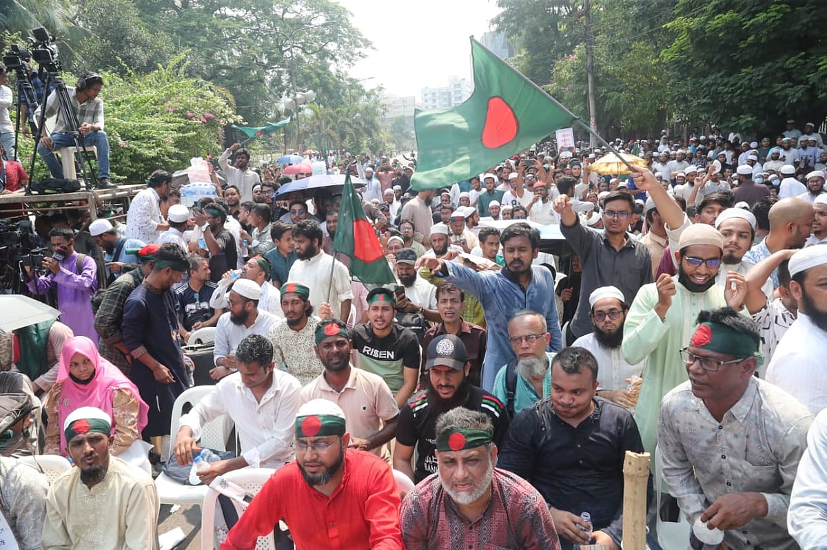 আওয়ামী লীগ নিষিদ্ধ করার দাবিতে প্রধান উপদেষ্টার বাসভবন যমুনার সামনে জমায়েত