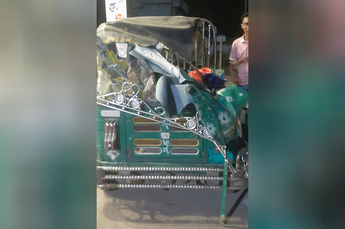 নোয়াখালীতে ট্রাকের ধাক্কায় দুমড়েমুচড়ে যাওয়া সিএনজিচালিত অটোরিকশা