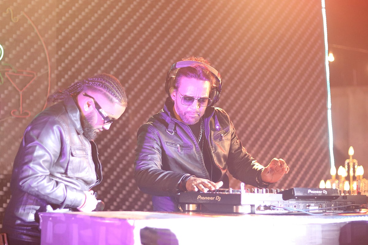 ‘নীলচক্র’ ছবির ‘এই শহরের অন্ধকারে’ গানের শুটিংয়ের সময় বালাম ও সাফায়েত (বামে)