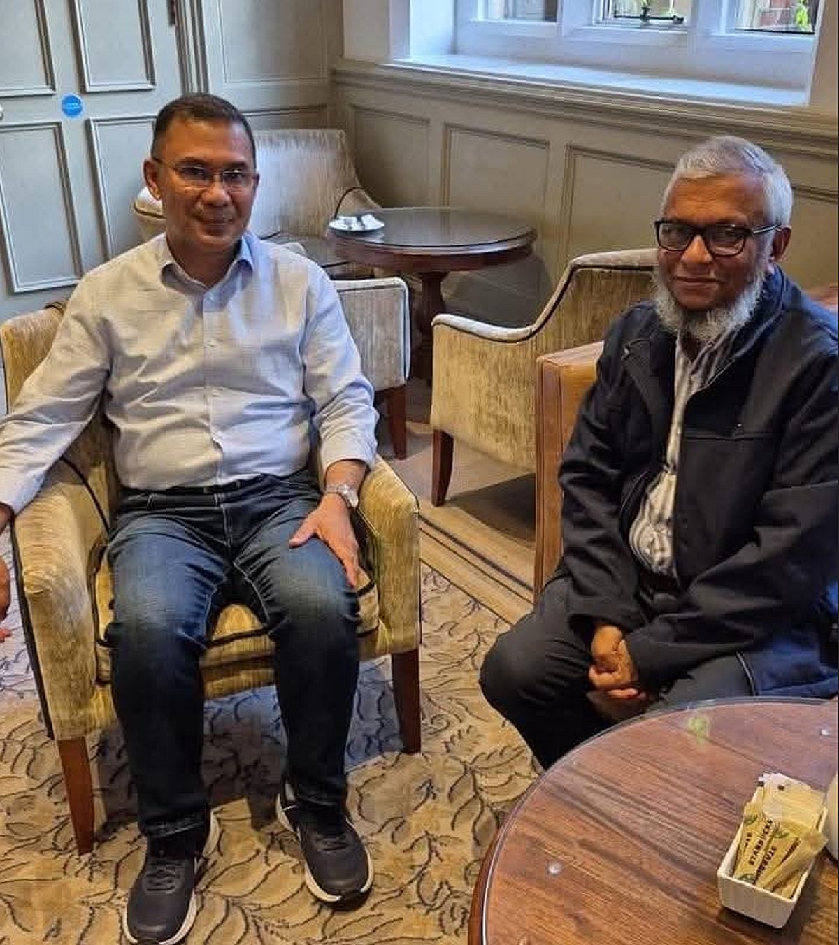 লন্ডনে বিএনপির ভারপ্রাপ্ত চেয়ারম্যান তারেক রহমানের সঙ্গে সিলেট সিটি করপোরেশনের সাবেক মেয়র আরিফুল হক চৌধুরীর বৈঠক। বাংলাদেশ সময় গতকাল বৃহস্পতিবার রাত একটায়