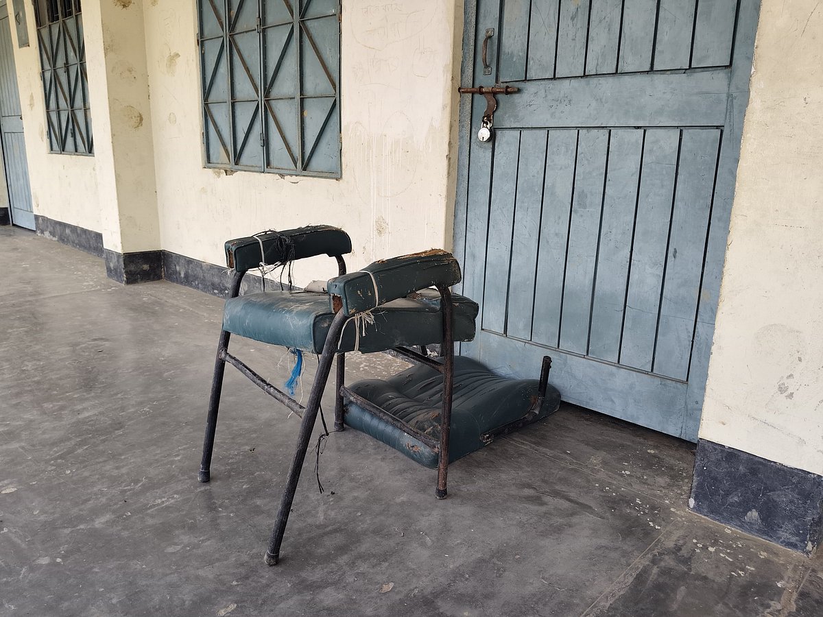 প্রধান শিক্ষকের চেয়ার আমগাছ থেকে নামানো হয়েছে। কক্ষের তালাও খোলা হয়েছে। আজ শুক্রবার সকাল ১০টার দিকে রাজশাহীর পবা উপজেলার বাগধানী উচ্চবিদ্যালয়ে