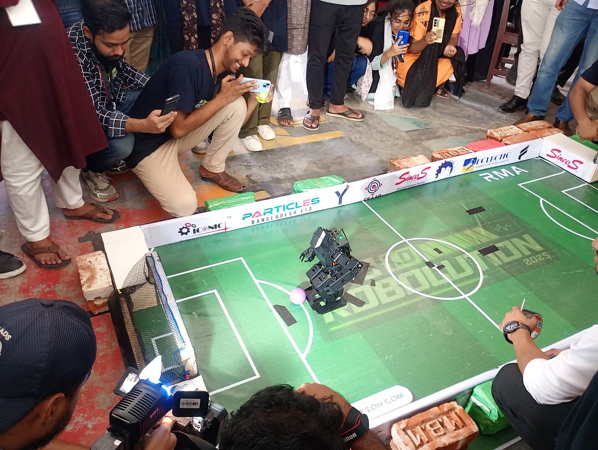 মাঠজুড়ে টানটান উত্তেজনা। চারপাশে দর্শনার্থীদের উল্লাস আর করতালির গুঞ্জন। কারো মুখে বিজয়ের হাসি, কারো চোখে হতাশার ছাপ