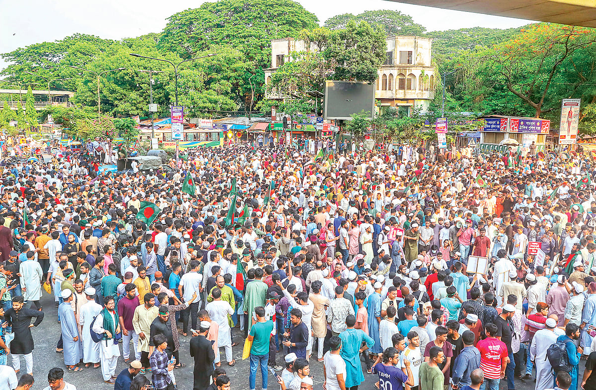 আওয়ামী লীগ নিষিদ্ধের দাবিতে শাহবাগ মোড় অবরোধ করেন এনসিপিসহ বিভিন্ন রাজনৈতিক দলের নেতা-কর্মীরা। গতকাল বিকেলে