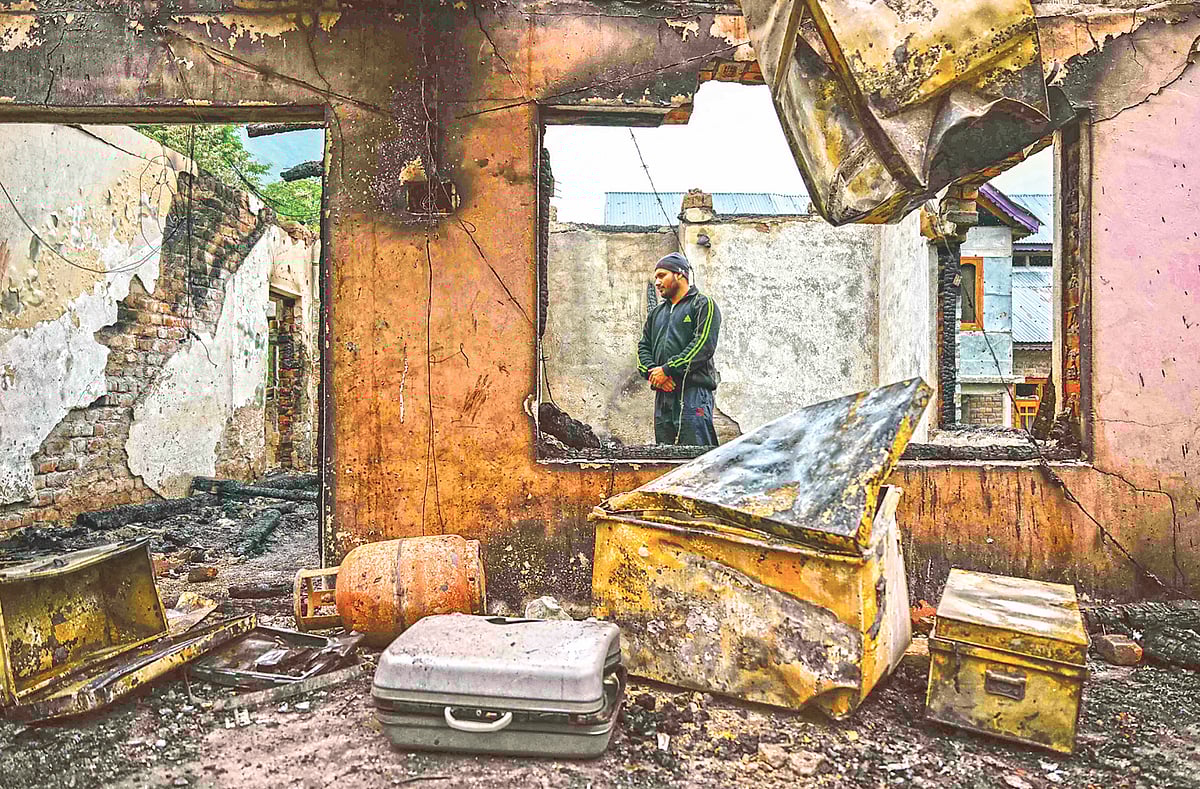 পাকিস্তানি বাহিনীর কামানের গোলার আঘাতে ধ্বংস হয়েছে বাড়ি। নিজের বাড়ির ধ্বংসস্তূপের ভেতরে এক ব্যক্তি। বুধবার ভারতনিয়ন্ত্রিত কাশ্মীরের উরি শহরের সালামাবাদ গ্রামে