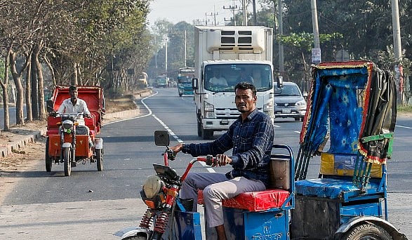 ‘ব্যাটারি–চালিত রিকশার সংখ্যা বাঁধভাঙা জোয়ারের মতো প্রতিদিন বাড়ছে।’