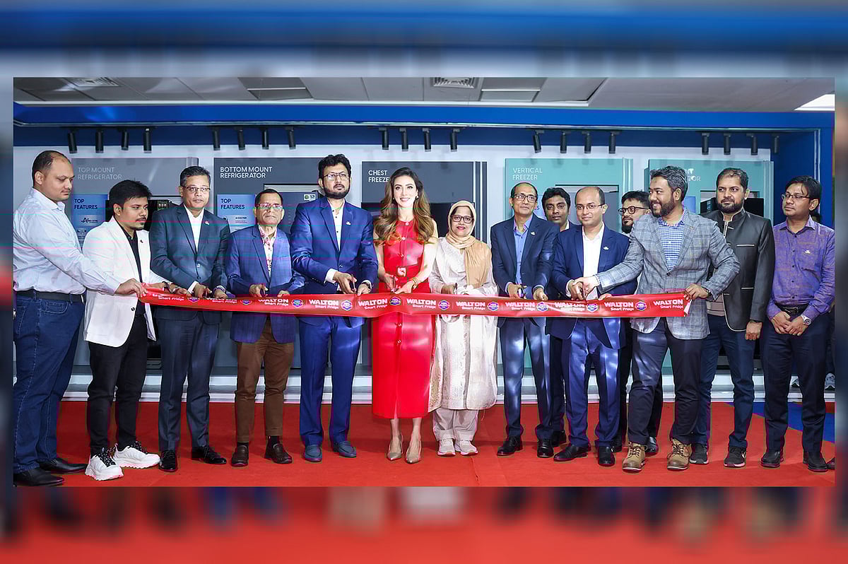 ওয়ালটনের সাতটি নতুন মডেলের ফ্রিজ উন্মোচন করছেন চিত্রনায়ক আমিন খান, ওয়ালটন ফ্রিজের ব্র্যান্ড অ্যাম্বাসেডর বিদ্যা সিনহা মীমসহ প্রতিষ্ঠানের অন্য ঊর্ধ্বতন কর্মকর্তারা