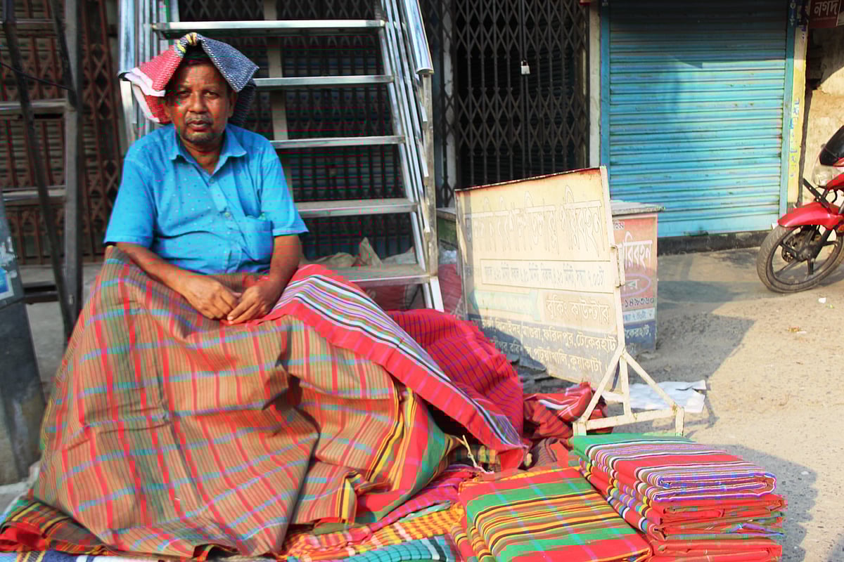 তাপপ্রবাহের মধ্যেও ফুটপাতে পসরা সাজিয়ে বসে আছেন গামছা বিক্রেতা ৬৫ বছর বয়সী সোহরাব হোসেন। শুক্রবার দুপুরে চুয়াডাঙ্গা বড়বাজার শহীদ হাসান চত্বরে। আজ চুয়াডাঙ্গায় দেশের সর্বোচ্চ তাপমাত্রা রেকর্ড করা হয়েছে