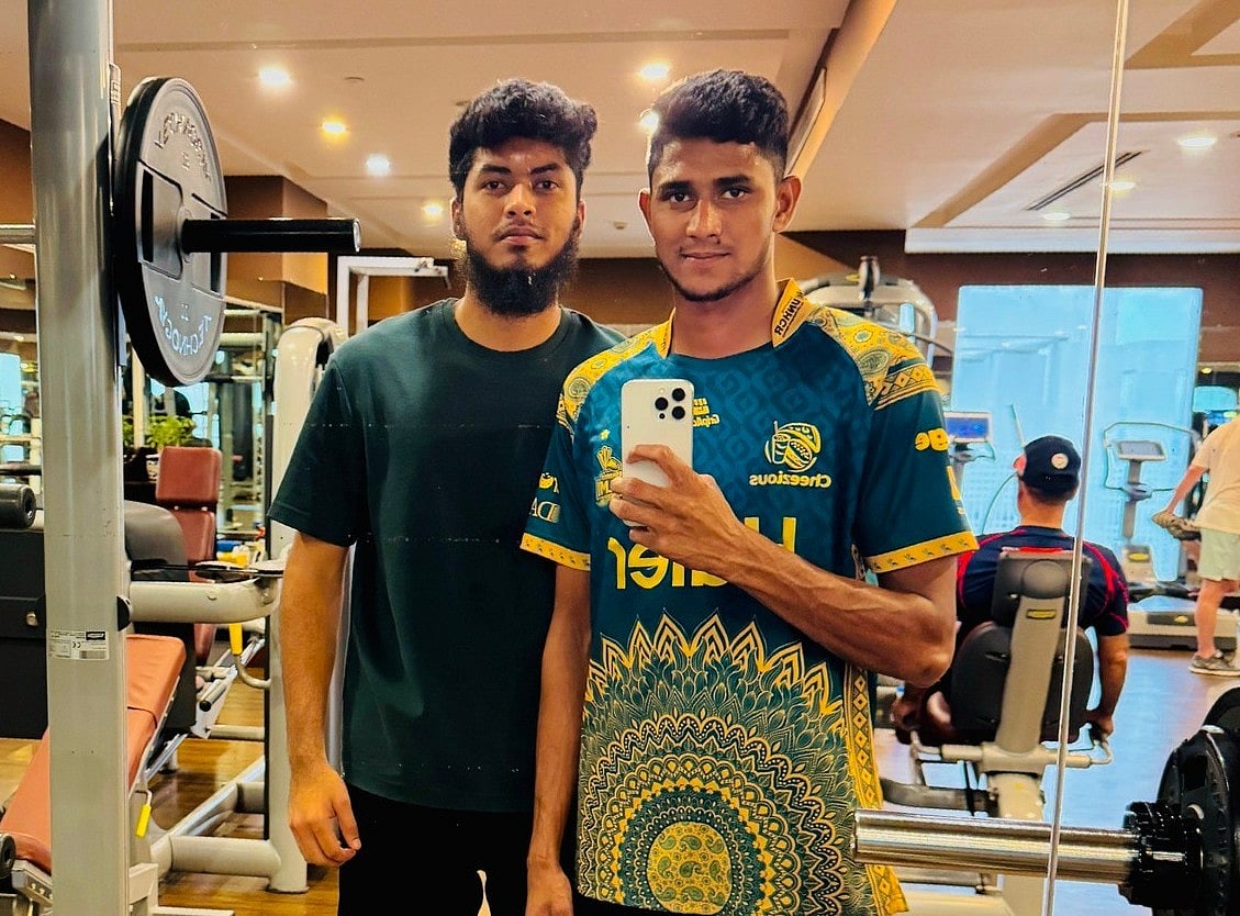 একসঙ্গে রিশাদ হোসেন (বাঁয়ে) ও নাহিদ রানা। গতকাল রাওয়ালপিন্ডির জিমনেশিয়ামে