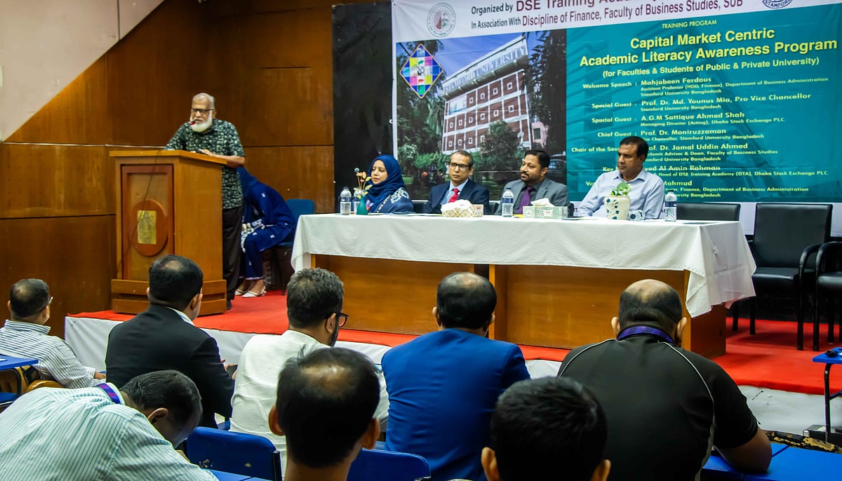 স্টামফোর্ড ইউনিভার্সিটির সিদ্ধেশ্বরী ক্যাম্পাসের মিলনায়তনে পুঁজিবাজারকেন্দ্রিক একাডেমিক সচেতনতা প্রশিক্ষণ কর্মসূচির আয়োজন করা হয়। ঢাকা, ৮ মে