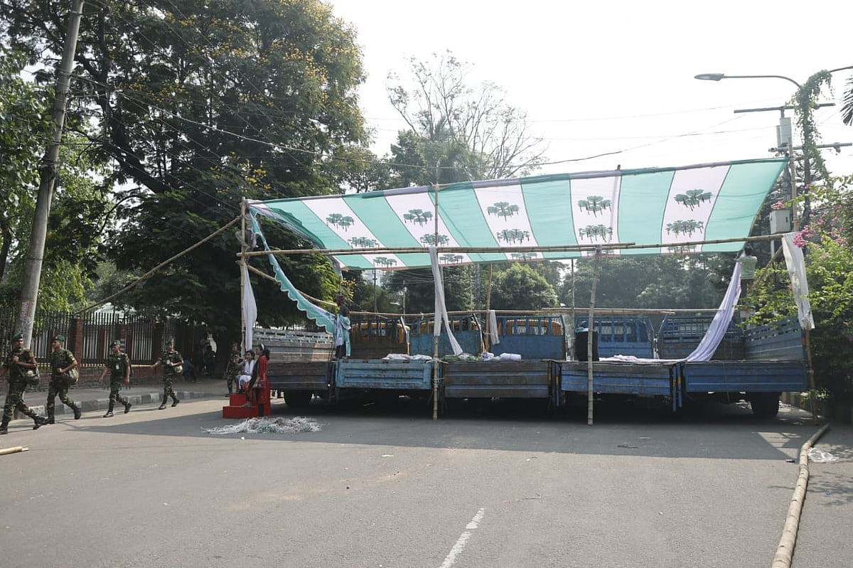 আওয়ামী লীগ নিষিদ্ধের দাবিতে আজ শুক্রবার বাদ জুমা বড় জমায়েতের জন্য মঞ্চ তৈরি করা হচ্ছে। প্রধান উপদেষ্টার বাসভবন যমুনার পূর্ব পাশে ফোয়ারার সামনে