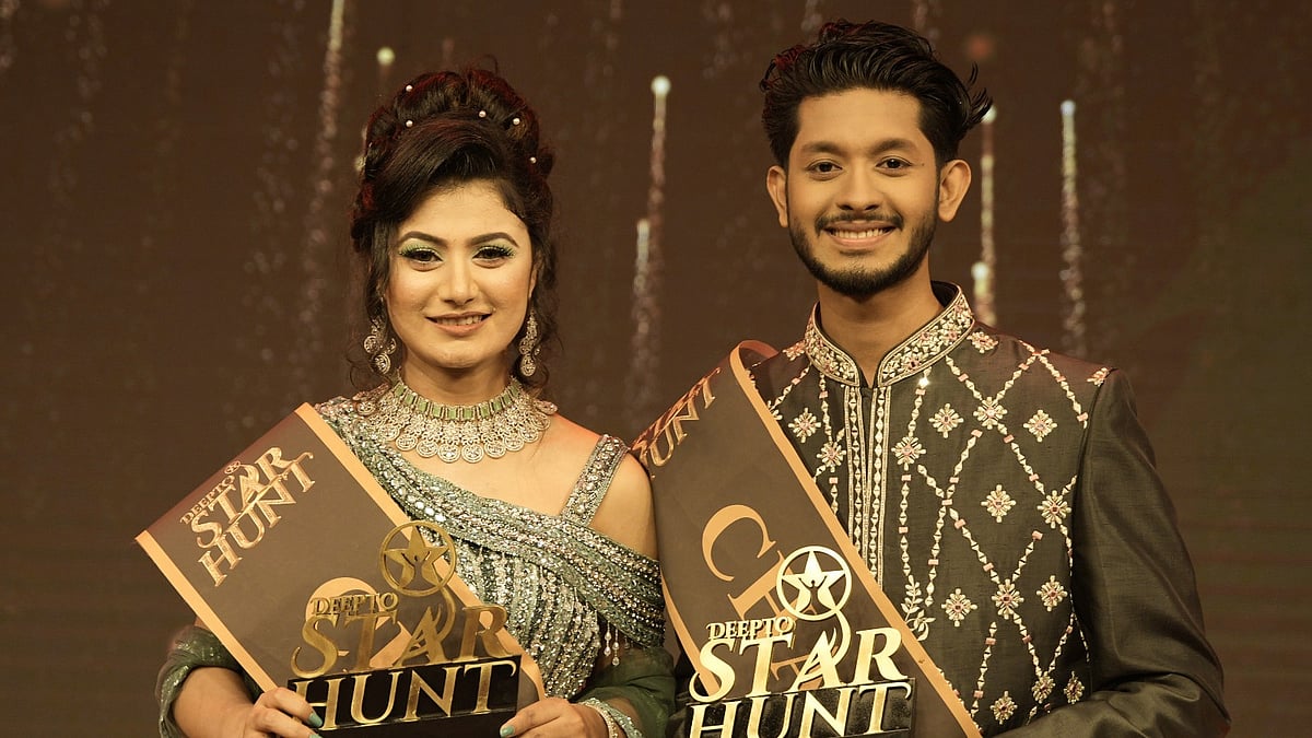স্টার হান্টে চ্যাম্পিয়ন হওয়ার পর ক্রেস্ট হাতে মিষ্টি ঘোষ ও সাকিব হোসাইন। ছবি: দীপ্ত টিভির সৌজন্যে