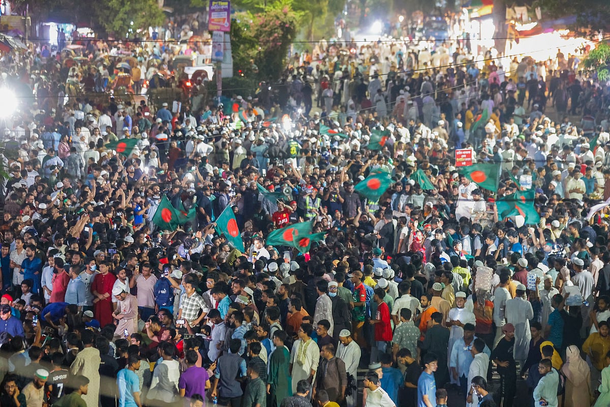 আওয়ামী লীগকে নিষিদ্ধ করার দাবিতে রাজধানীর শাহবাগ মোড় অবরোধ। শুক্রবার রাতে