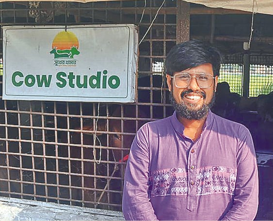 নিজের খামারে জুবায়ের ইসলাম। বগুড়ার কাহালুর বাগইল গ্রামে