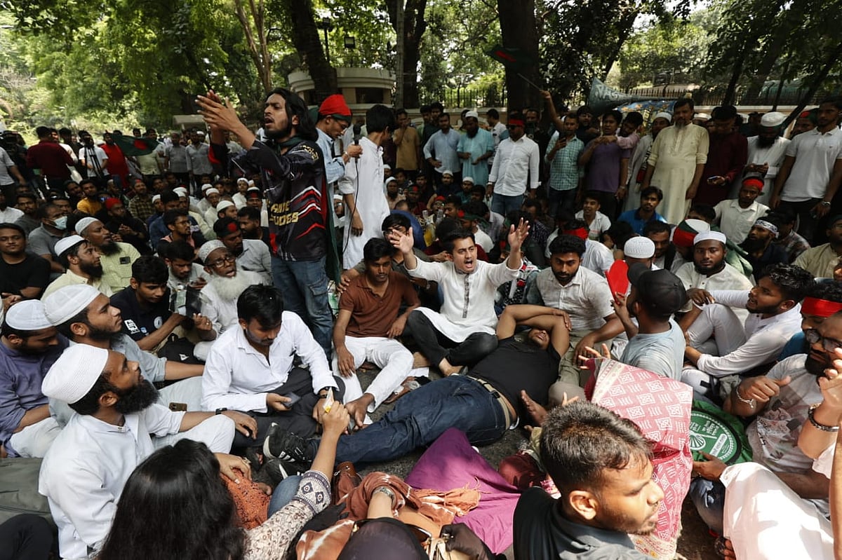 আওয়ামী লীগ নিষিদ্ধের দাবিতে প্রধান উপদেষ্টার বাসভবন যমুনার সামনে বিক্ষোভ । ছবি : তানভীর আহাম্মেদ