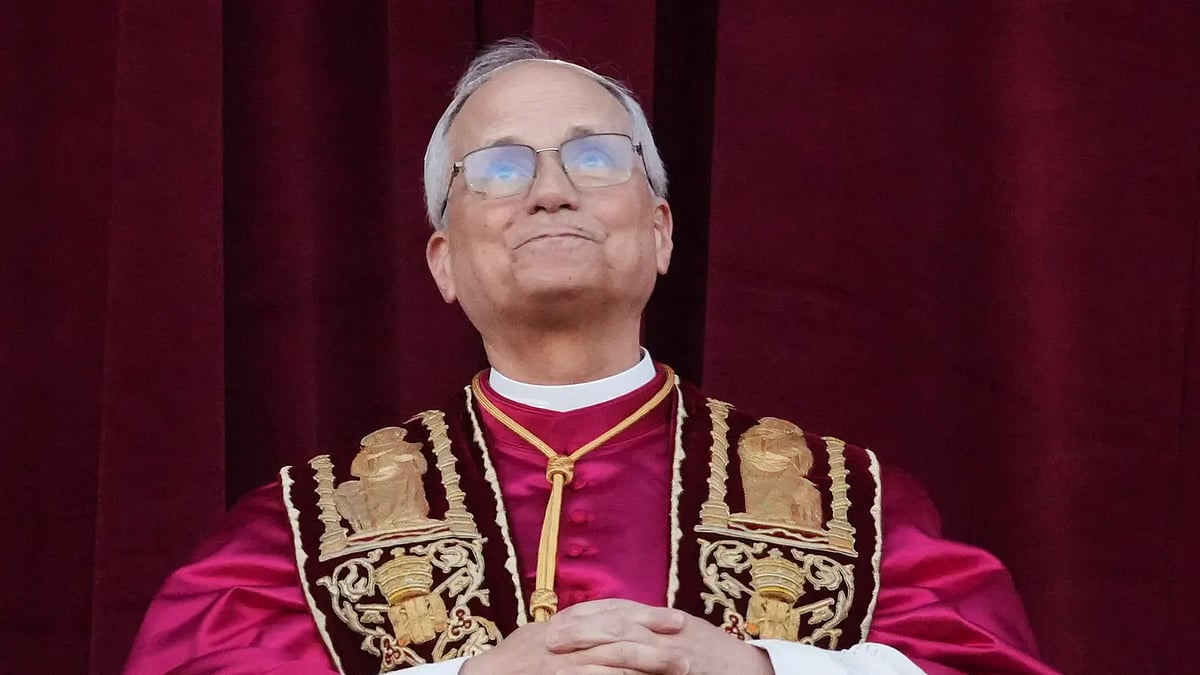 সেন্ট পিটার্স ব্যাসিলিকার ব্যালকনিতে নতুন নির্বাচিত পোপ চতুর্দশ লিও। ভ্যাটিকান, ৮ মে ২০২৫