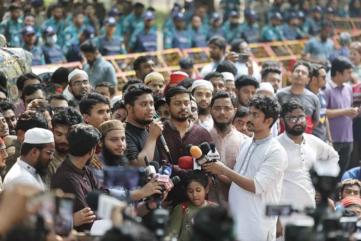 যমুনার সামনে বিক্ষোভ কর্মসূচি থেকে বাদ জুমা বড় জমায়েতের ঘোষণা দেন হাসনাত আবদুল্লাহ