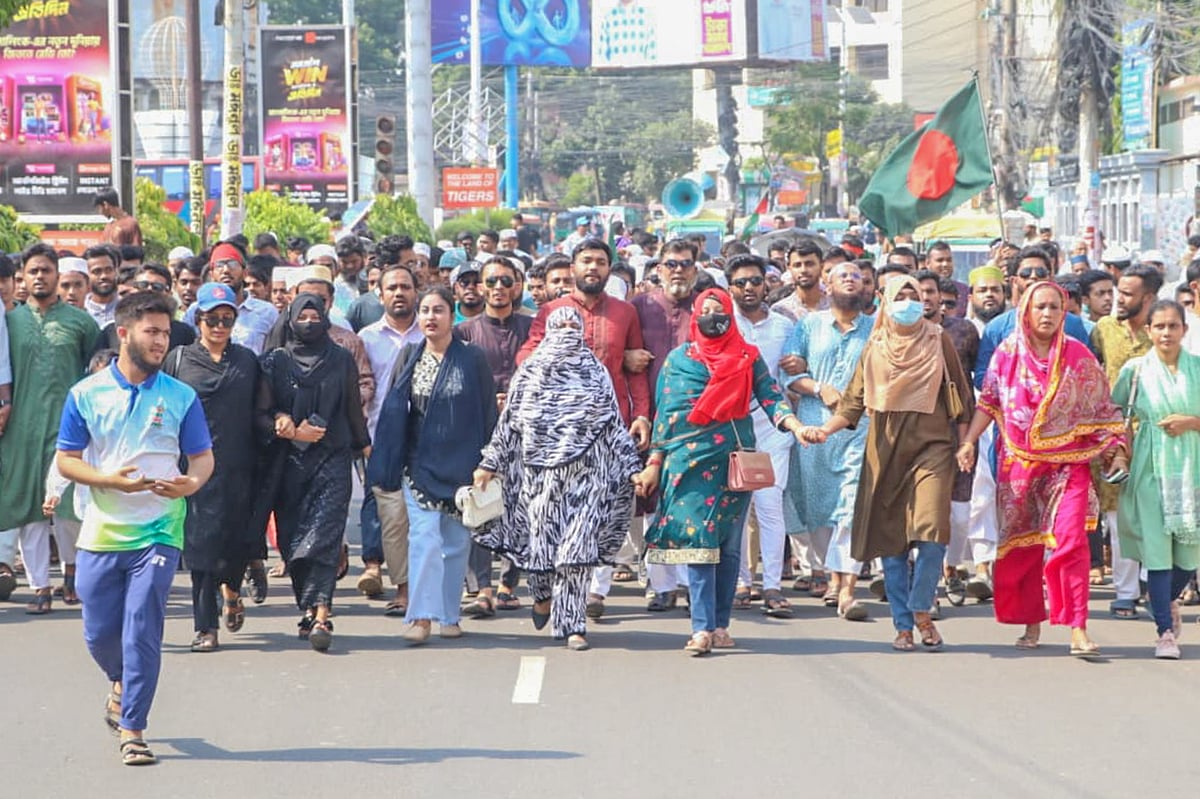 আওয়ামী লীগ নিষিদ্ধের দাবিতে খুলনায় বিক্ষোভ। আজ শুক্রবার বিকেলে নগরের কেডিএ অ্যাভিনিউ এলাকায়