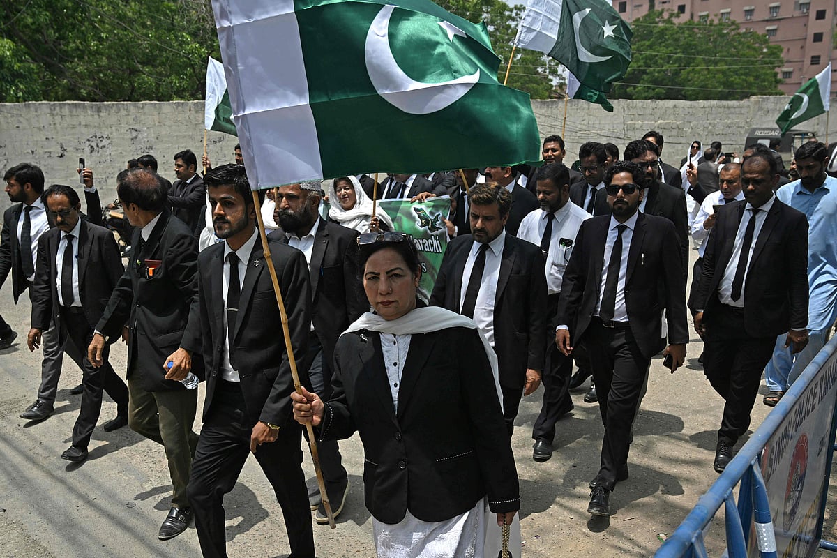 পাকিস্তানের আইনজীবীদের ভারতবিরোধী বিক্ষোভ। করাচি, ৯ মে ২০২৫